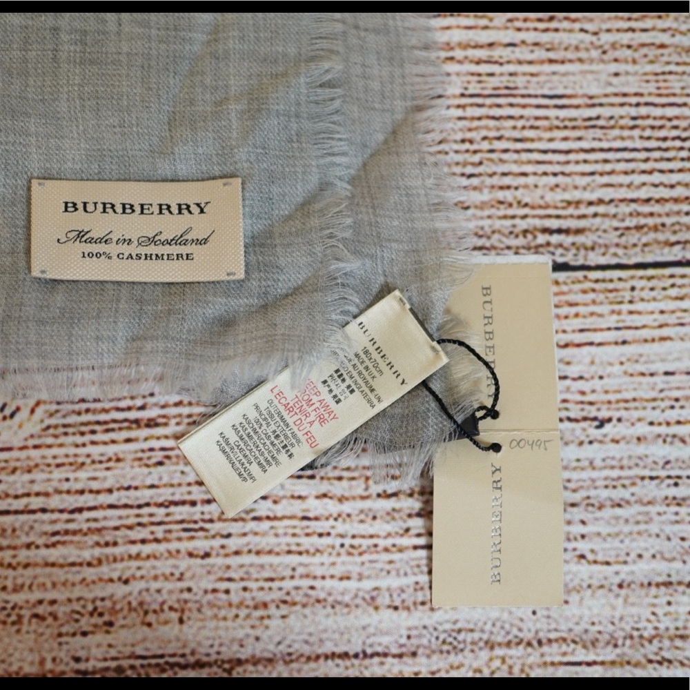 Burberry Cashmere Scarf in Pale Gray NWT - Picture 4 of 4